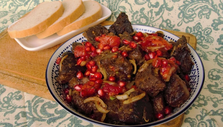 Fried liver with tomato – Piquant warm salad